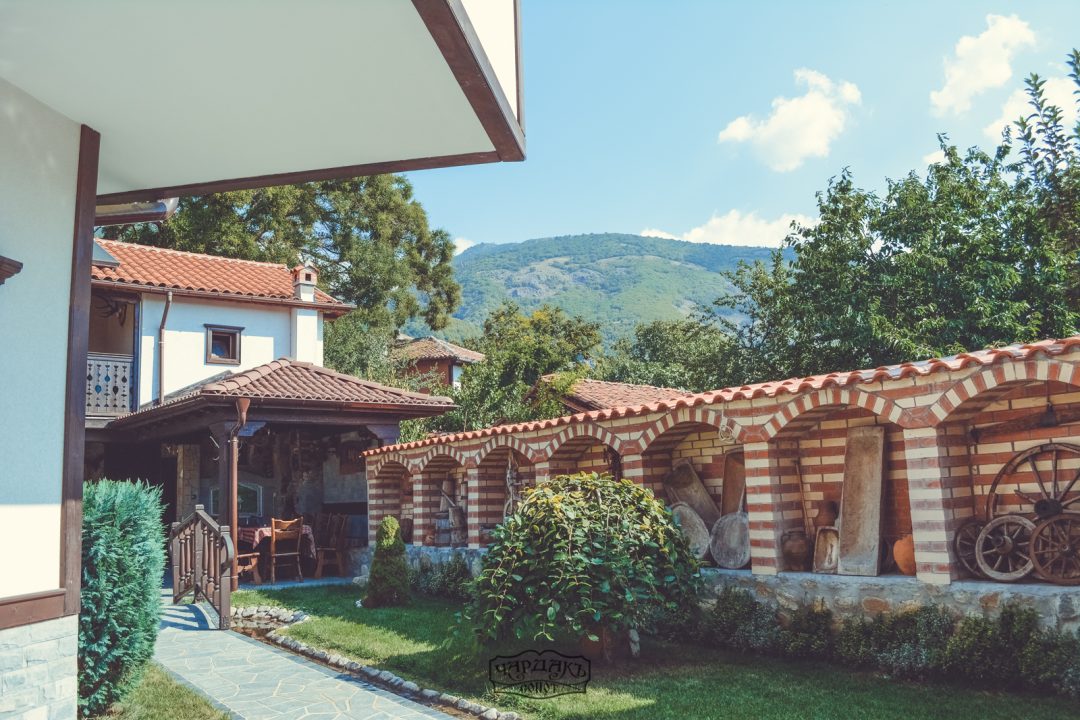 Двор Чардакъ